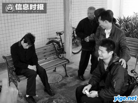 死者父亲李森(右)望着肇事者父亲陈小波(左),两人相对而泣。信息时报记者 叶伟报
