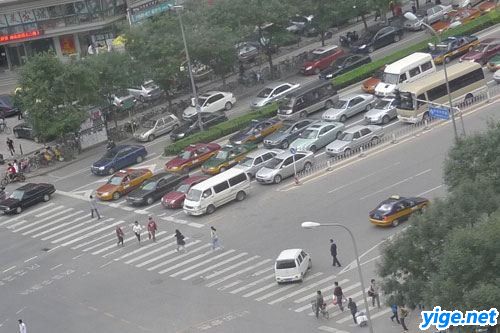 路口变灯后 要尽快通过 提高通行效率 主要现象:也不知道高清图片